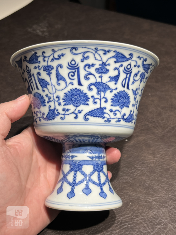 清乾隆 青花缠枝莲托八宝纹高足杯 - 图10